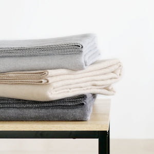 THOR XL Kuscheldecke aus recycelter Baumwolle beige, grau, dunkelgrau