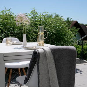 THOR von RIEMA auf Terrasse - Kuscheldecke in XL Länge aus recycelter Baumwolle