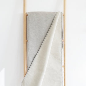 XL Kuscheldecke THOR in grau auf Leiter