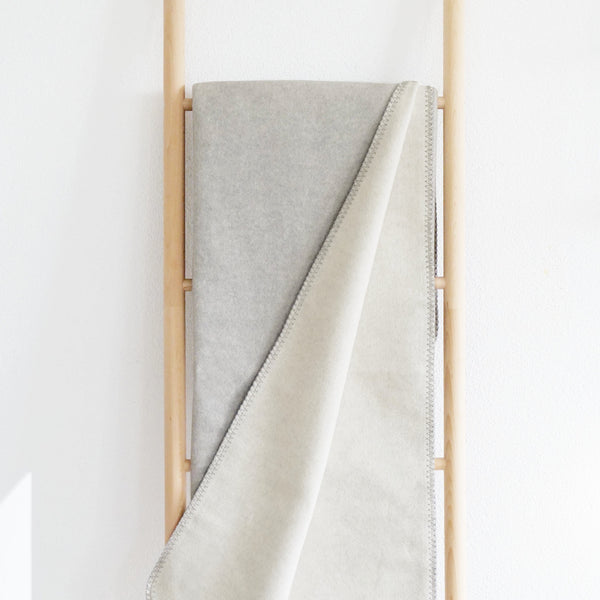 XL Kuscheldecke THOR in grau auf Leiter