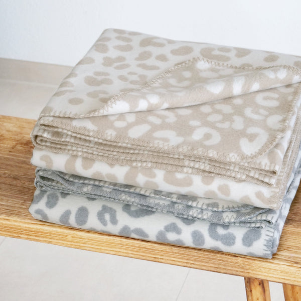 RIEMA XL Kuscheldecke aus recycelter Baumwolle mit Leo Muster in beige und grau