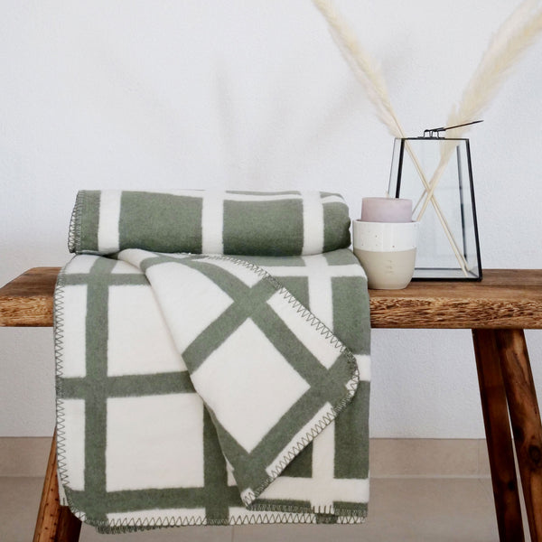 RIEMA Germany kuschelige Wohndecke aus recycelter Baumwolle mit Streifen in grün natur