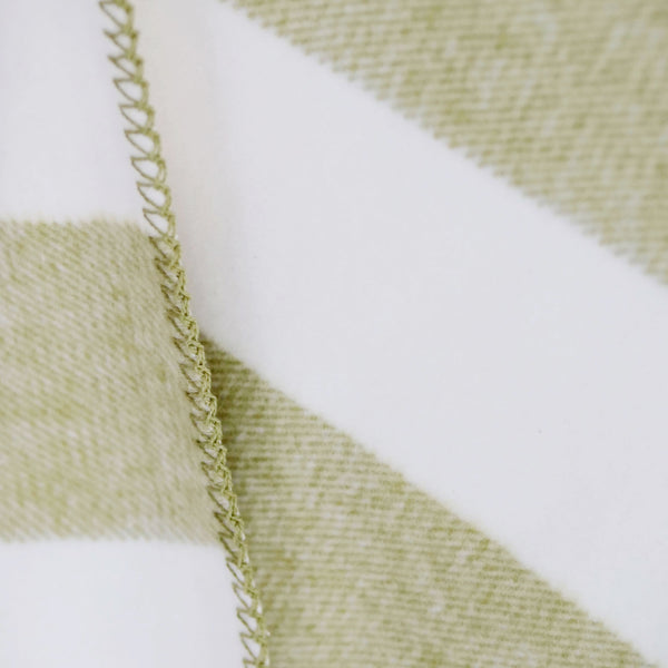 RIEMA Germany Detail von Kuscheldecke aus 100% Bio-Baumwolle in grün-weiß mit Streifenmuster